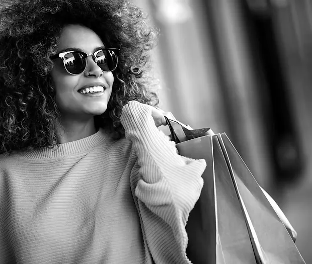 Cliente sortant d'une boutique, sacs à la main