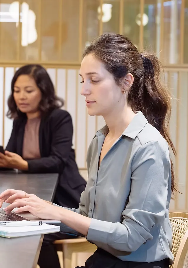Deux consultantes au travail autour d'un ordinateur